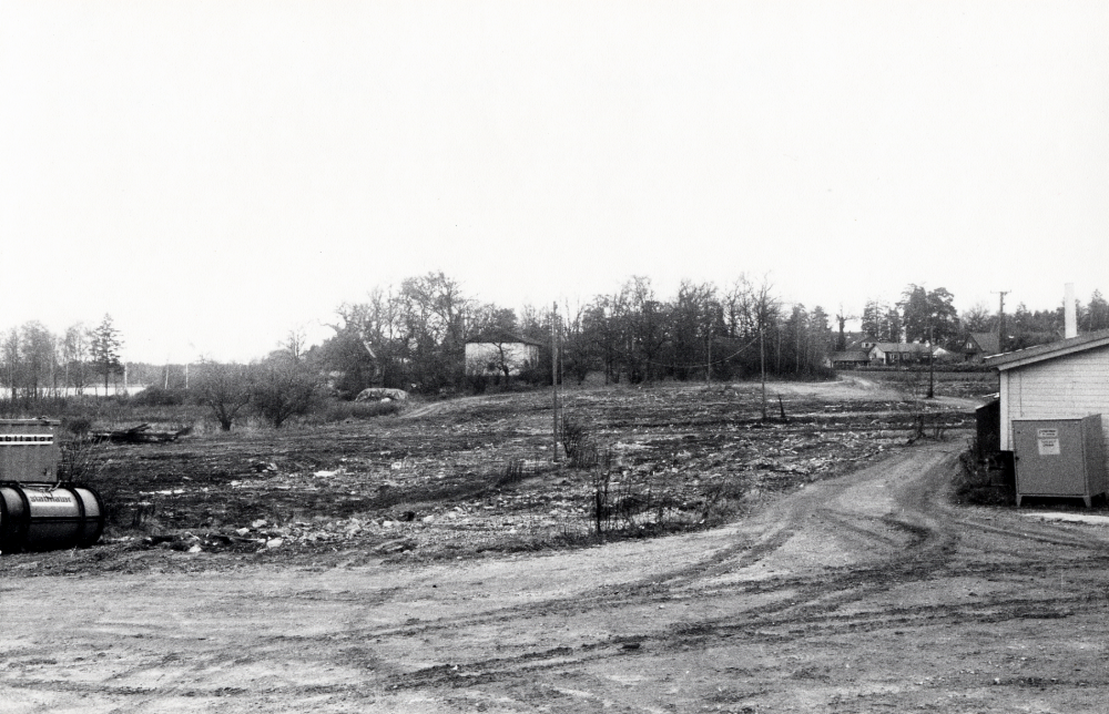 Heidmarks handelsträdgård i Bällsta skall bebyggas med radhus.  Växthusen är rivna.  I bildens mitt syns ett vitt hus som tillhör familjen Pettersson, t h om det Sven Edenborgs hus samt något av kedjehusen längs Lagerfelts väg    Området får namnet Örtagården