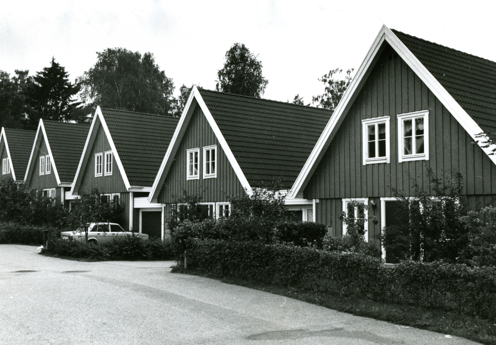 Denna typ av kedjehus ligger i västra Ormsta till största delen på Blekingevägen men också Sörmlandsvägen. Exempel på husens baksida finns i bild 5161.
