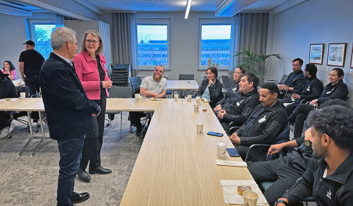 Reza Soltani, fastighetschef inom Teknik- och fastighetsförvaltningen, kommundirektör Annika Hellberg och personal från Städservice.