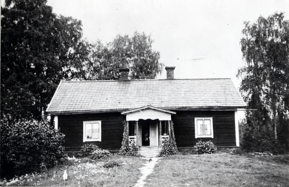 Lilla Seneby gård i Vada.

Uppgift om fotoår saknas, men troligen första delen av 1900-talet.