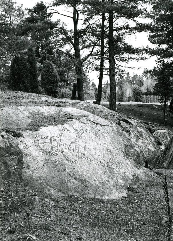 Runhäll med beteckningen U209 vid Veda gård, cirka 125 meter nordnordväst om gårdsbyggnaden, cirka 25 meter från ett lågt pumphus på höger sida av en grusväg bortom gården inne i ett skogsområde.