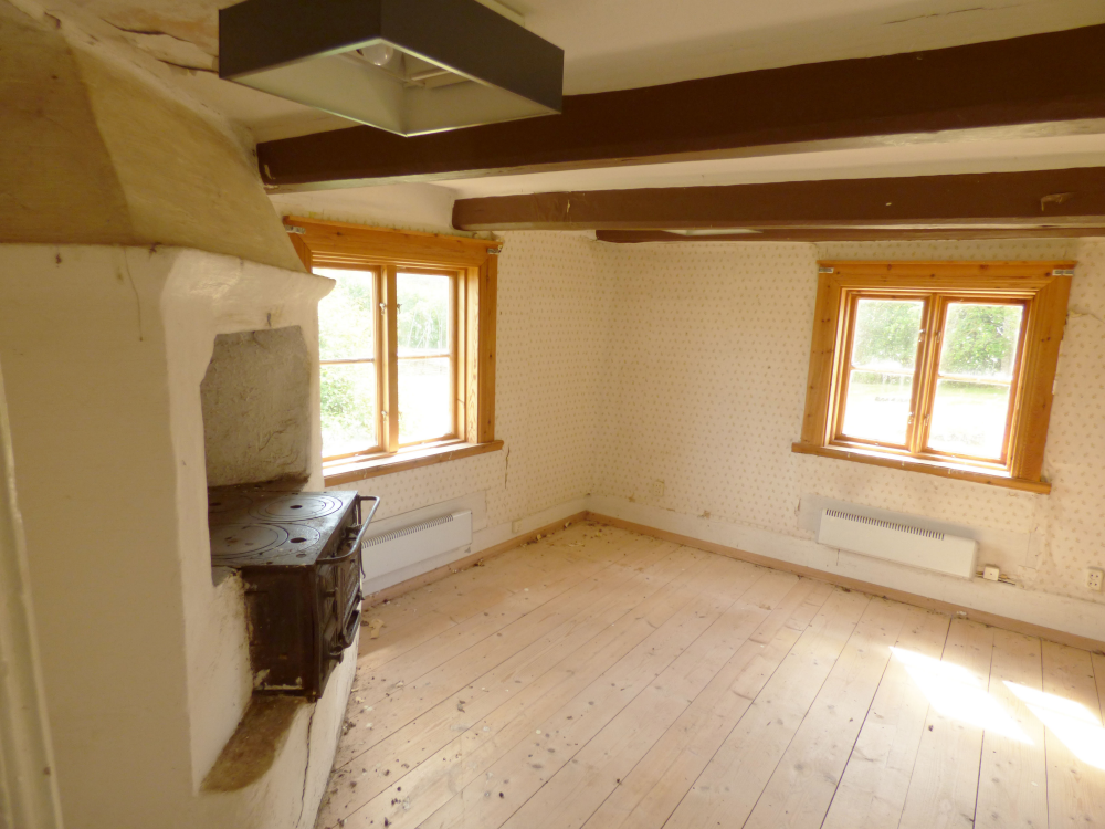 nteriör från Brottby torp, södra rummet. Södervänt ligger det mindre rummet i parstugan. Ugnen är mindre än i det norra rummet och urtaget i den ursprungliga ugnen har fortfarande en järnspis insatt. Se också bild med löpnr 7790.