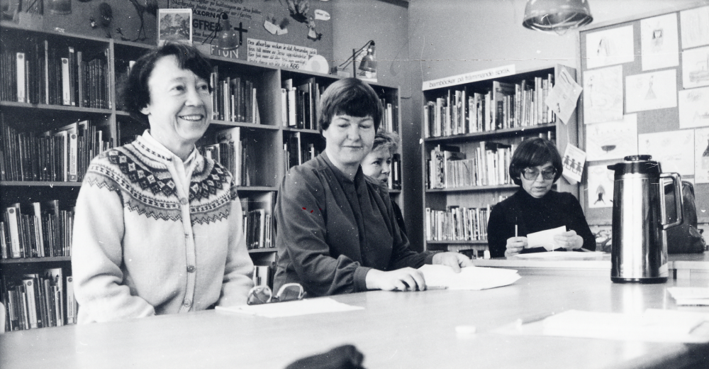 Personalmöte  i  Vallentuna bibliotek  Fram till oktober 1982 låg biblioteket 1 trappa upp i  Konsumhuset  Här har personalen möte i  barnavdelningen  Fr v  Ulla Mörk   Gunilla Eriksson   Anitha Gräns  och  Lena Wallén