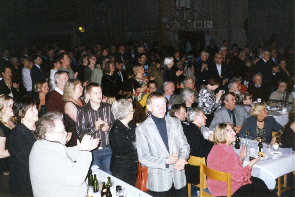 Össebyamatörernas revy "Får vi lov?... Absolut!" 2006. Revypubliken i stående ovationer vid årets stora fest på hemmaplan. Lokal: Karbyhallen