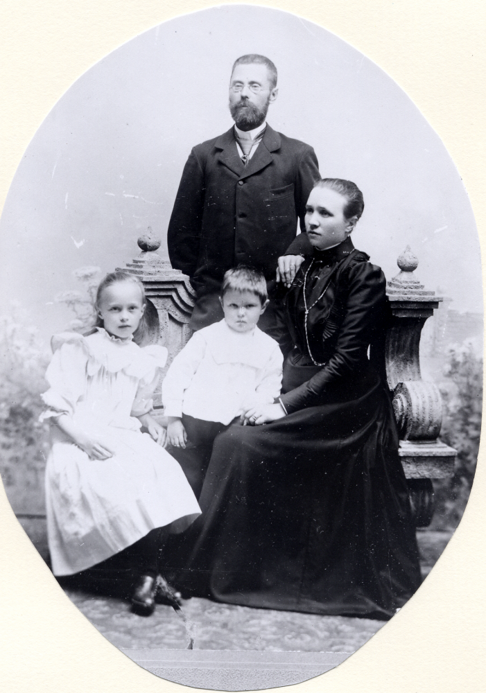 Josef Martin Olof Andersson, född 10 november 1897 död 19 januari 1992 kom till Vallentuna som lärare 1926.  Han var en kulturpersonlighet, blev skolchef och rektor, startade bl a hembygdskören, bildarkivet och Vallentuna skolmuseum. Här är han fotograaferad tillsammans med sina föräldrar Per Olof Anderson, som levde 25 oktober 1855 till 28 oktober 1907, modern Elisabeth Andersson  som levde 6 februari 1863 till 17 augusti 1945.  Föräldrarna vigdes 1888 av komminister P O Hultqvist i Långserum, Mönsterås. Systern Rut Hanna Elisabeth föddes 14 mars 1892 och dog i slutet av 1980-talet.  Ruts namn som gift var Löfgren