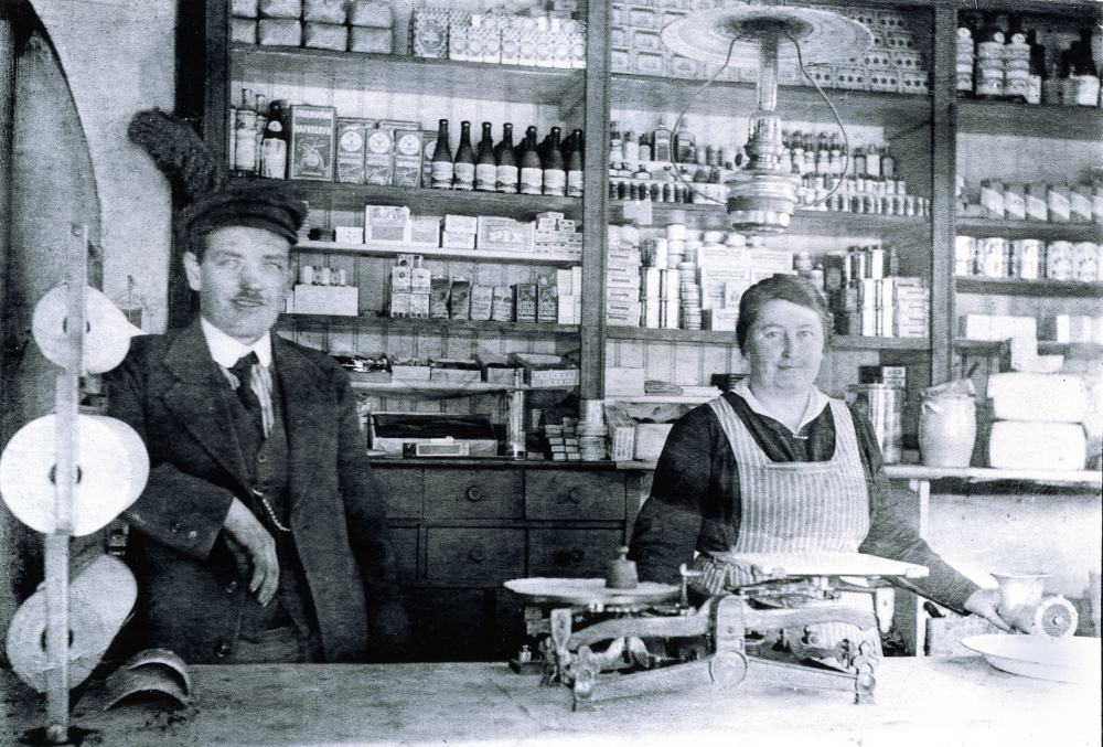 Bakom disken står från vänster Isidor Berg. Make  till Ebba Berg, till höger. Ebba föddes på Gustavsberg som låg på en avsatts av Garnsberget. Hon var mor till Berit Bergkvist, född Berg. Isidor ägde handeln men den drevs av hans fru Ebba under namnet Ebba Bergs Lanthandel. Isidor hade även Lanthandel i Kårsta och Närtuna. Notera inredningen med bland annat handdriven köttkvarn och fotogenlampa.

Original och uppgifter John-Lars de Chasseur.  Backebo Garnsberget  för Roslagsporten Kultur