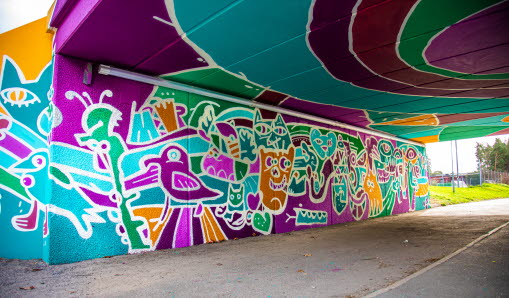 Muralmålning i en gångtunnel