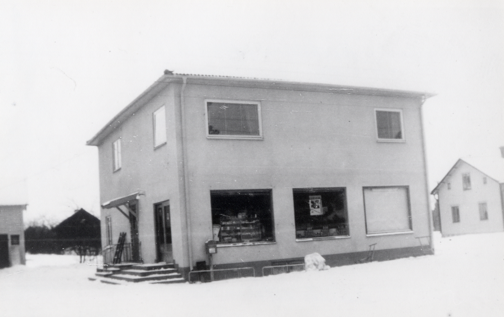 Hemmansägare Albin Nordström från Mörby gård byggde affären 1924, nuvarande adress Mörbyvägen 31. Huset kallades Dalsjö.Hans barn Axie Nordström, Anna Nordström och Jonas Nordström hyrde huset och startade Nordströms mjölk- speceri- och diversehandel. 1953 köpte syskonen affären och byggde om från manuell betjäning till snabbköp. Under 1960-talet upphörde affärsverksamheten och en ICA-affär öppnade. 1971 hyrdes lokalen ut till TV- och radioaffär under ledning av K V Pettersson. 1976 köpte Kent Leimer rörelsen och drev Tuna-El. I maj 1975 köptes huset av Britt-Mari Wickström som tidvis haft prylbod i lokalen. Våren 1989 har ett gatukök öppnat i bottenvåningen. På bilden har just affären byggts om till snabbköp. Se Lanthandlare i vallentunasocknarna vid Roslagsbanan