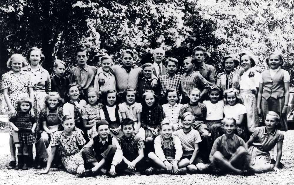 Läraren Gustaf Sundman tillsammans med skolbarnen från Frösunda skola Övre raden fr v Birgitta Berglund Ulla Wredh Bo Lundin Bjarne Zackariasson Alf Nyström Lars-Erik Eriksson Rolf-Arne Jansson Hans Jansson Kurt Jansson Roger Qvarnström Ulla Karlsson Margareta Jansson och Maud Söderström Mellanraden fr v: okänd, Gerd Pettersson Ros-Marie Mattsson Gun-Marie Karlsson Maud Jansson Mona Sahlberg okänd, Irene Jansson Siv Pettersson Inga Helgöstam och Lillian Olsson Nedre raden fr v: Maj Johansson Olle Johansson Arne Stolpe Tore Eriksson Bo Eriksson Arne Jansson och Siv Nilsson