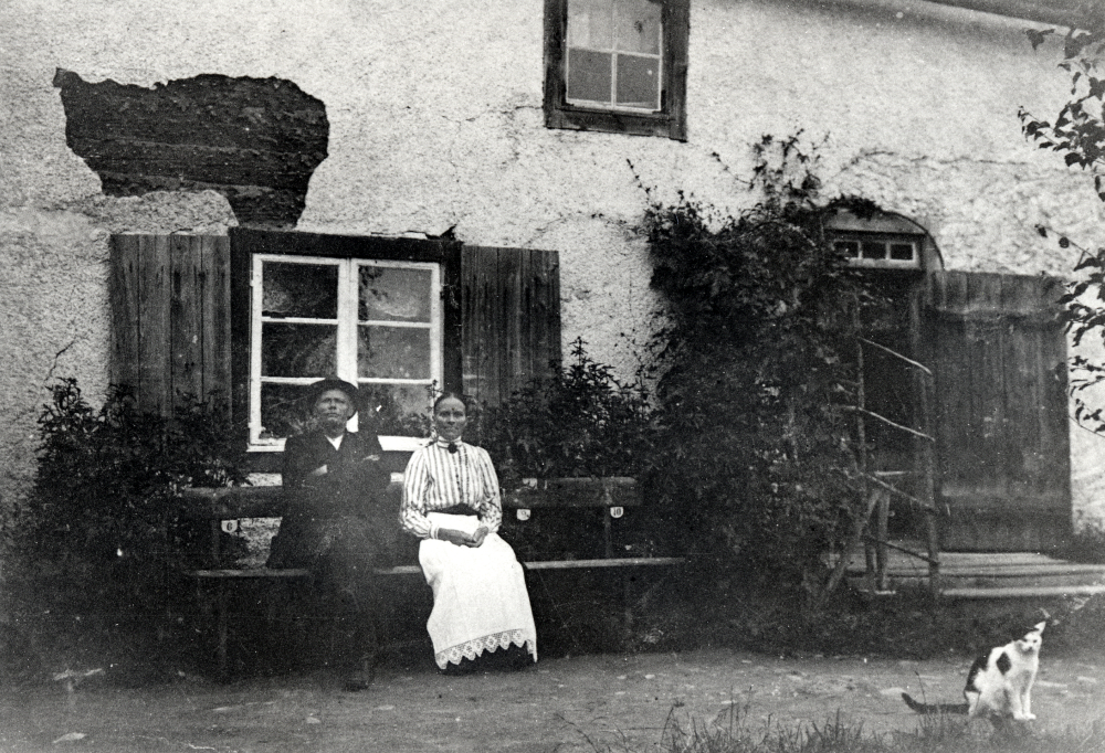 Selma Andersdotter och kyrkogårdsarbetaren Bäck utanför Fågelsången.  Selma ägde ett stort markområde runt Fågelsången och var "sambo" med "dödgrävare" Bäck, en färgstark person. I huset bodde också under senare år hunden Pojken, enligt uppgift full av löss. Fågelsången revs 1945.  Selma Andersdotter levde 1859 - 1945.