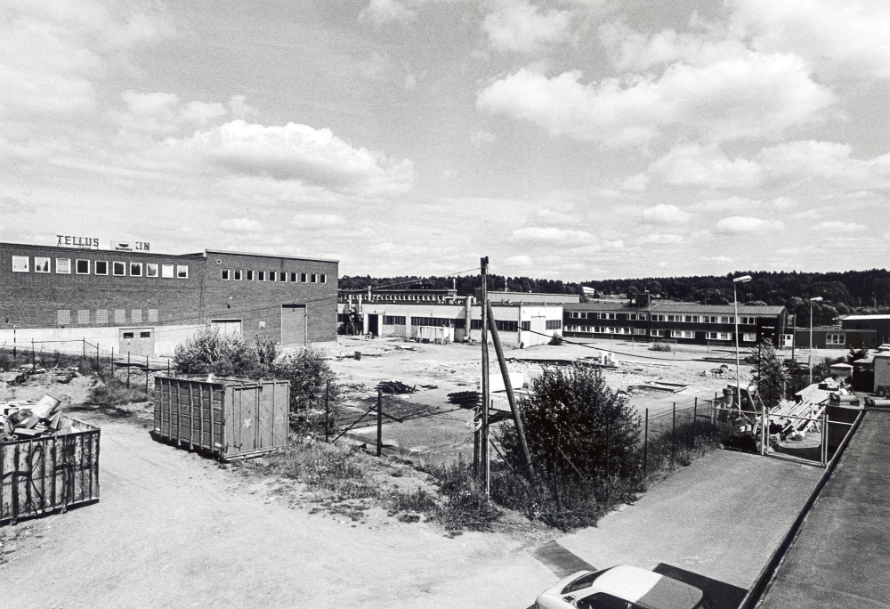 Foto från Elverkets tak över Tellus Maskins fabriksområde.  Tellus tillverkar rullbanor och transportband. I den äldre byggnden t v skall Vallentuna gymnasium flytta in efter ombyggnad