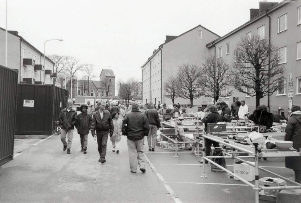 Lions vårmarknad runt Tuna torg.  Centralvägen är avstängd för trafik och tillåter vallentunaborna att promenera bland loppmarknadsstånden