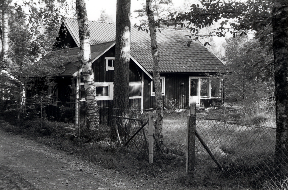 Lingsbergsområdet  i södra delen av östra Ormsta bebyggs och äldre hus i området rivs eller restaureras.  Detta hus med adress Sturevägen 37 står ännu kvar i mars 1999 och är förmodligen ett av husen som kommer att finnas kvar