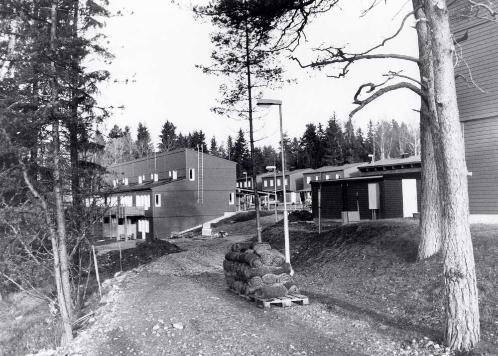 Folkhem bygger radhus med adress Disavägen i Vallentuna norr om Lindholmsvägen. På den ännu inte färdiga gångvägen ligger rullar med gräsmatta 13 november 1988