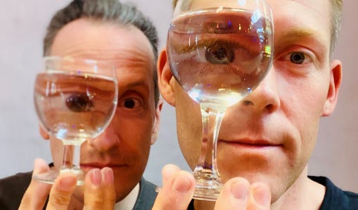 Närbild på två män med varsitt glas för ögat