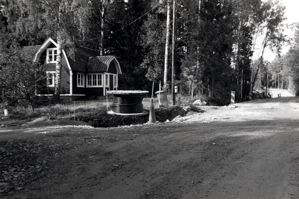 Lingsbergsområdet  i södra delen av östra Ormsta bebyggs och äldre hus i området rivs eller restaureras.  Detta hus med förmodad adress Vegavägen 18 i nordvästra hörnet  av Vegavägen och Jarlavägen står ännu kvar i mars 1999