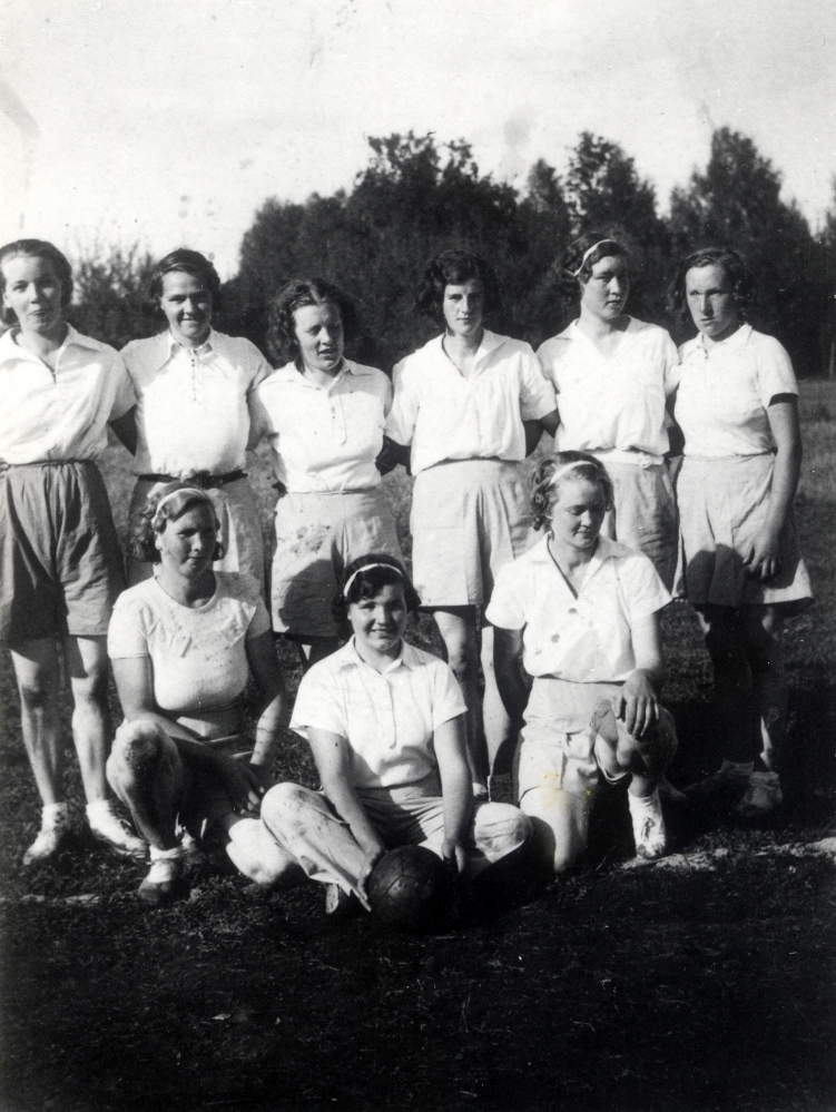 Frösunda handbollslag för damer vid Björkvallen? Stående fr v Gulli Öhman, Alice Helgöstam, Lisa Jansson, Stella Öhman, Svea Johansson och Mary Jansson. Knästående fr v Asta Fredin, Ann-Marie Jansson och Astrid Johansson.