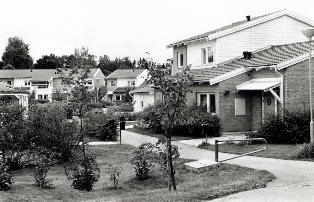 Bostadsområdet Örtagården i Bällsta är bebyggt med bostadsrätter i varierande storlek.  På området låg tidigare Heidmarks handelsträdgård