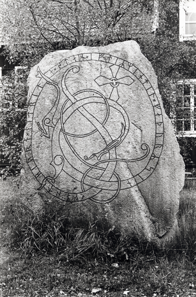 Runsten U 190 utanför Akeba hemslöjd och möbler i Stångberga,  Össeby-Garn.  Stenens text lyder:  Fastbjörn lät resa stenen efter Myndel, sin fader.  Stenen fanns på 1600-talet vid torpet Nykvarn på Kumla ägor, bara ett hundratal meter från Stångberga, där stenen nu står på gårdsplanen