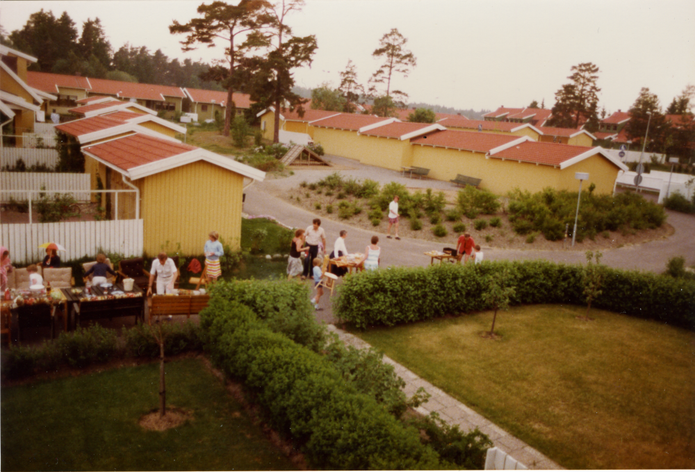 Ekebyområdets villabebyggelse uppfördes i slutet av 1970-talet. Området har tre infarter. Denna bild är tagen inom den del av området som har infart Ekebyvägen 11-155.