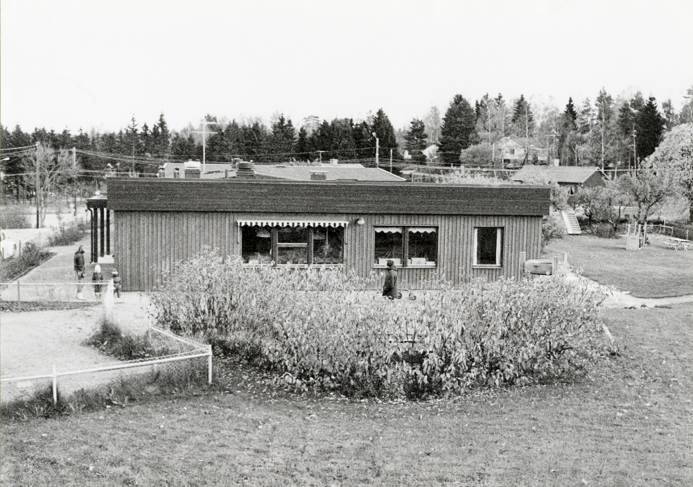 Kårsta daghem. Totalentreprenadarbetens avslutades i juni 1976. För Förskolan i Kårsta etapp II kunde slutredovisning ske 1977 efter färdigställandet av tomtplanering omfattande bl.a. rivning av befintligt bostadshus.