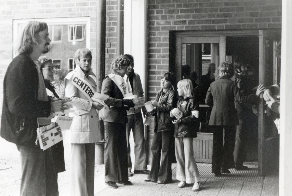 Valsedelutdelare  utanför  Karlbergsskolan