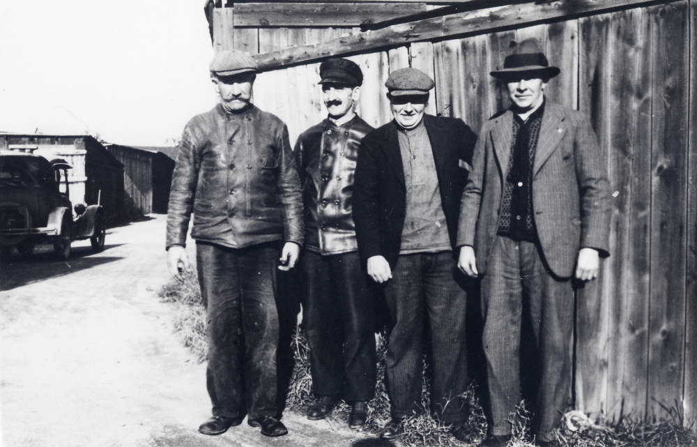 På den plats där idag Wenner-Gren center ligger står fr Gallmossaren, Värmlands-Erik, dvs Erik Eriksson, Pettersson, Nils Alenius och Pettersson.  Bland skjulen står en gammal personbil. Uppgift om fotoår saknas, men troligen första delen av 1900-talet, runt 1930.