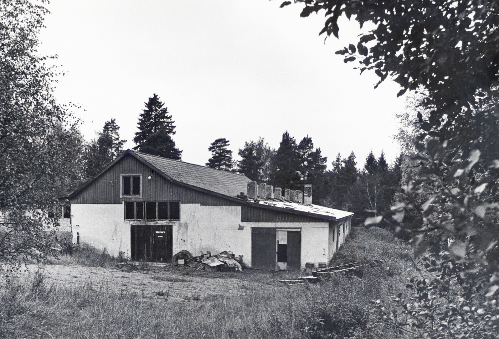Skyllbergs rökeri  på  Bällstalundsvägen  med skylt på dörren "Rökeriet stängt"