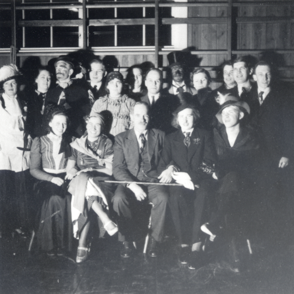 Vallentuna hembygdskörs årsmöte med maskerad i Röda skolans gymnastiksal.  I bakre raden står fr v nr 1 Kerstin Lindström, nr 5 Anna Gauffin, nr 8 Josef Andersson, nr 9 Gösta Bornholm och Ernst Gustavsson.  Nedre raden fr v nr 2 Elna Hovmark, nr 3 Oskar Härje