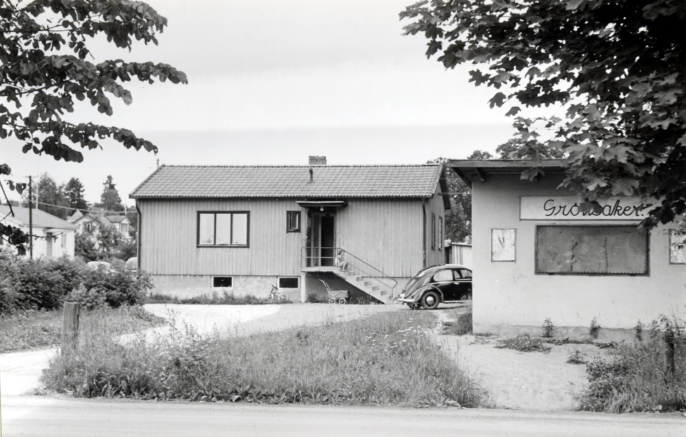 Huset tillhörde Folke Tillborg och hans hustru Iris Tillborg och låg i korsningen Allévägen-Sommarvägen. På tomten stod en kiosk där familjen Tillborg sålde grönsaker. På trappan sitter barnbarnet Inger Tillborg. Huset flyttades till Cedersdal vid Angarnsvägen år 1963 inför byggstart av flerfamiljshus på Allévägens norra sida. Även huset vid Cedersdal är rivet