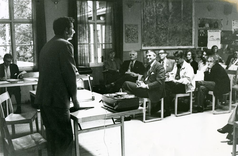 Gunnar Welander, ordförande i föreningen Rädda Roslagsbanan, talar i Ekskogens bygdegård.
•Fotografiet ingår i bildserien ”Vardagsliv i Vallentuna kommun” av Rachael Gough-Azmier & Gunilla Blomé, Haga Studios HB.