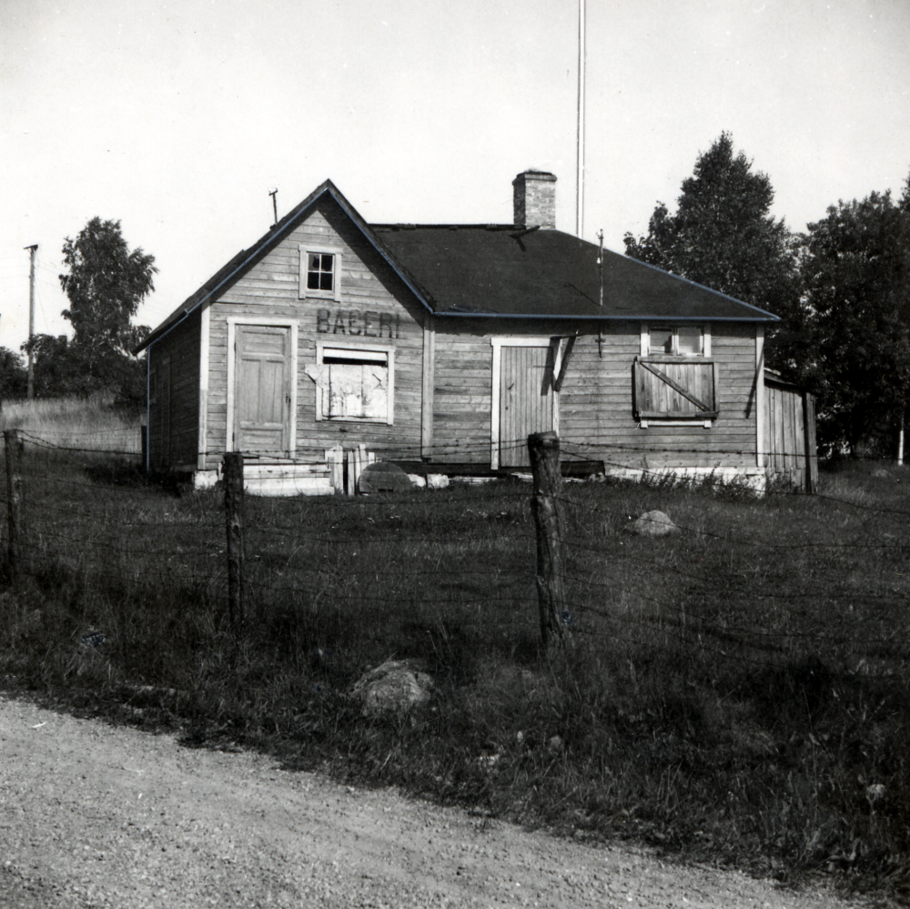 Brommessons  bageri  vid  Mörbyvägen,  låg där nuvarande  Centrumpassagen  viker av mot Banvägen