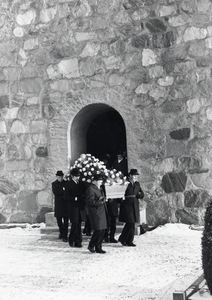 Begravning i Vallentuna kyrka. Tegelbruksfabrikör Carl Janne Gustfsson jordfästes på kyrkogården. C J Gustafsson anlade och drev åby tegelbruk 1927-1968. På bilden bärs kistan ut från kyrkan