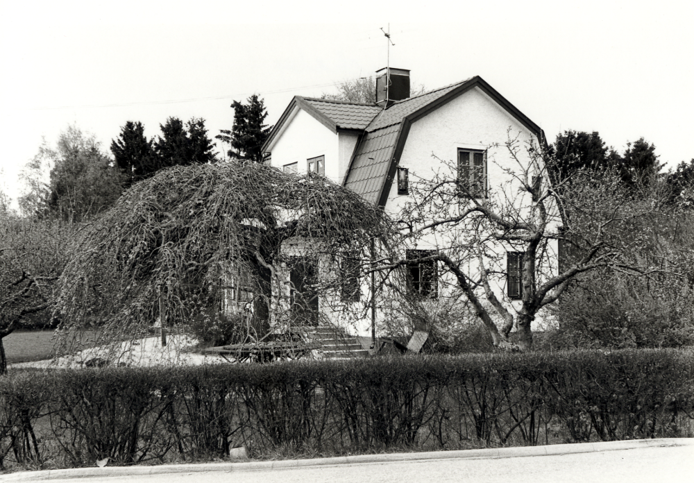 Mörbyvägen 3 byggdes 1923 som bostad för K E Karlsson med familj.  I trädgården finns en hängalm med bord, belysning och infravärme, en gång planterad av K E Karlssons hustru.  Fastighetsbeteckning Rickeby 1:67.  Huset rivs i maj 2000 inför byggstarten av husen i bostadsrättsföreningen Runhällen