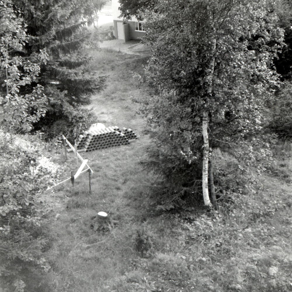 Utsikt från taket på familjens Gustafsons hus, Norrängsvägen 5 i Ormsta hösten 1958.  Här syns resterna av en gammal körväg - "ännu syns den gamla körvägen, som tvärade över Nordbergs tomt mot nordost in över vår och fortsatte, där nu Smedbergs hus ligger"
