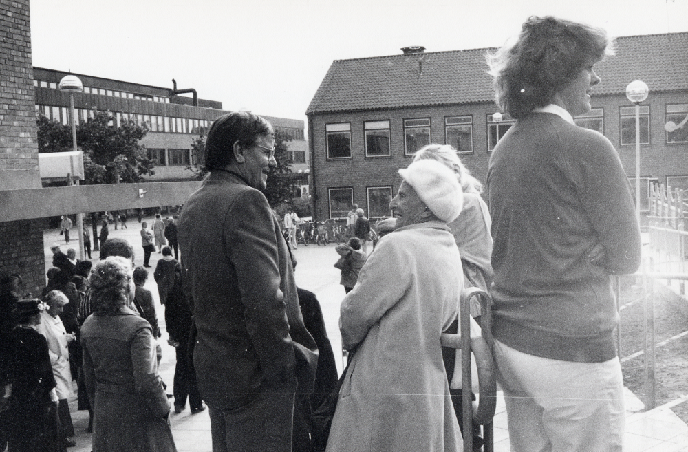 Tärningens skall invigas den 7 oktober 1982. På Tuna torg står i trappan bl a socialchef Erold Sandqvist i samspråk med Elsa Olenius. Foto taget strax före kl 12.00, då invigningsfestligheterna började
