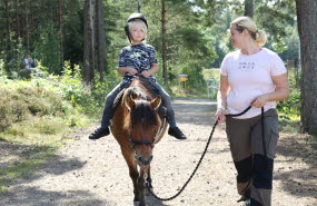 Barn som rider på en häst