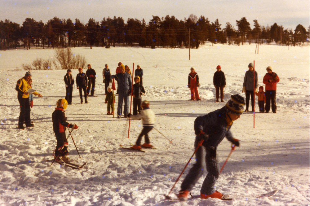 Friluftsfrämjandet i Brottby anordnar Alpin skidskola i Brittas Backe. 
Foto och uppgifter: Fredrik Andersson.