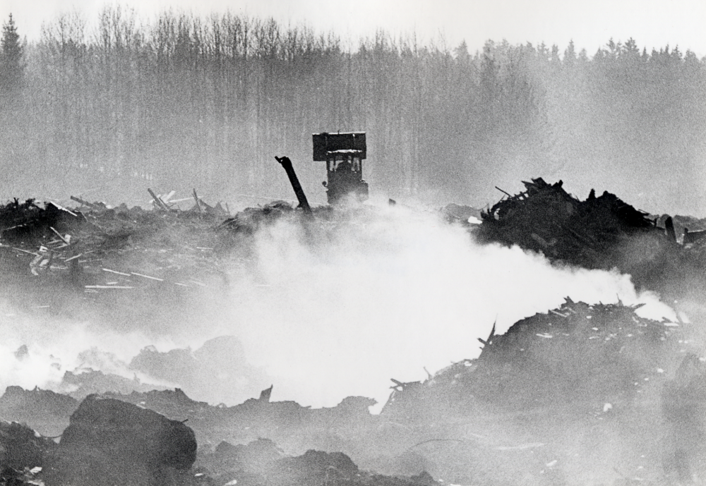 Branden  vid  Okvistatippen.  I bildens mitt en  skoplastare
