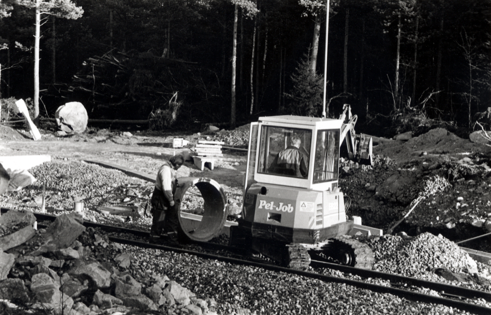 Roslagsbanan får en ny station – Kragstalund.  Byle hållplats läggs ner och tågen gör i stället uppehåll i Kragstalund  fr o m december 1993, sedan banan varit avstängd  tre veckor för ombyggnaden.  Här flyttar en liten grävskopa cementrör