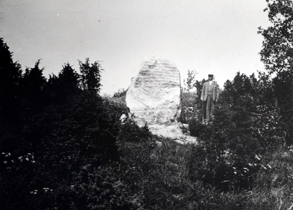 Krogörnstenen i Markim restes 1916 av Patron Teodor Gustafson. Texten lyder: "Intill år 1860 kördes vintervägen från Stockholm öfver sjöar iselagda ängar och Ed Brunnsviken Edsviken Landsnora Ösjön Fjäturen Hagby Lill- och Storsjön Wallentunasjön Gullbroäng smal- o Storsormen Rödäng Wällingbyttan Markims kyrkäng Engby mosse Sigridssholms-Nederängs-Norrby- o Tarfs-sjöar Filipsbordsdalen i Almunge Tuna Stafby Alunda Skepthamar och Hökhufvud snr.  Kyrkvärden Joh. Ax. Lundin i Ekstubben - nu 81 år - har varit med och kört vinterv många gånger.  Här var Krogörns hvilställe beläget och Mor i Krogörn sålde kaffeknorrar till färdbönderna  Rest 1916.  Kungl Vitterhets- Historie- och Antikvitetsakademien äger denna sten enl gåvobrev av d 6 juli 1921 och lagfart d. 8 maj 1924.