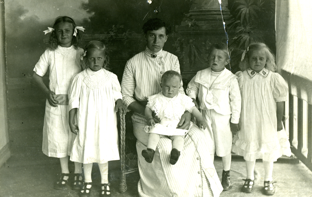 I stolen sitter Hilma Wadell (född 1883) med dottern Alice 1 år i famnen. Runt henne står barnen Tyra (1905), Märta (1908), Gösta (1909) och Anna (1906).