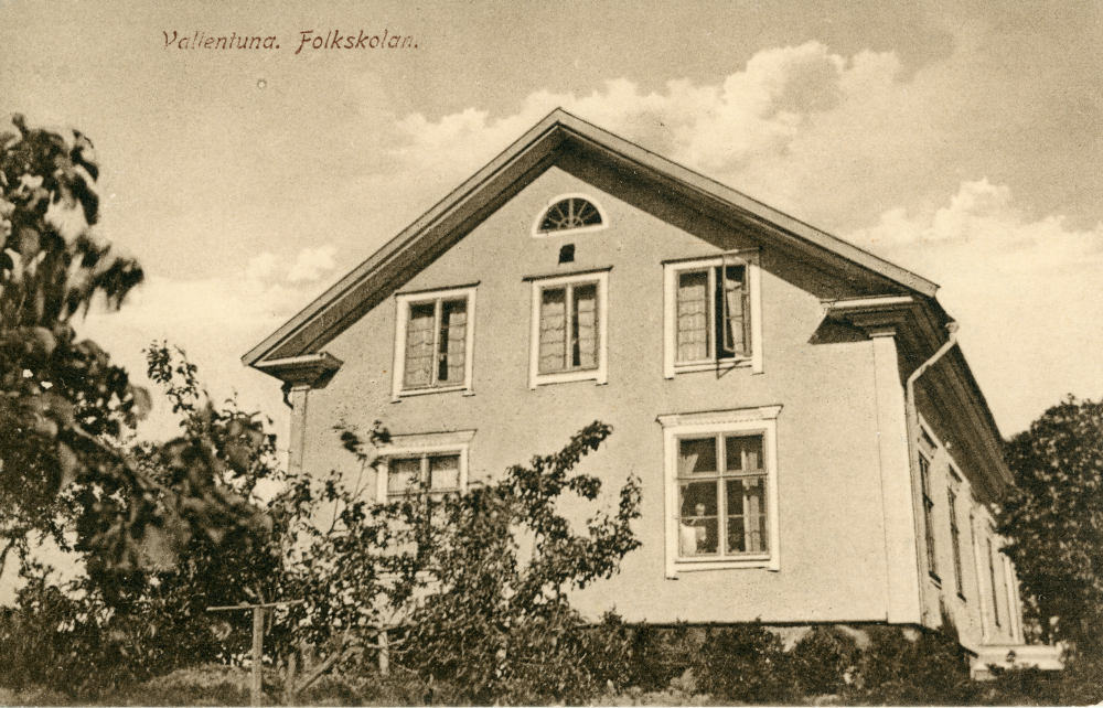 Vallentuna Folkskola, Klockargården sedd från väster. I Klockargården har skola, lärarbostad m m inrymts.     Se: Andersson, Josef, Från byskola till grundskola