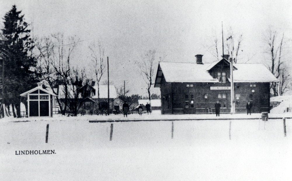 Vinterbild . Vid stationhuset finns en semafor