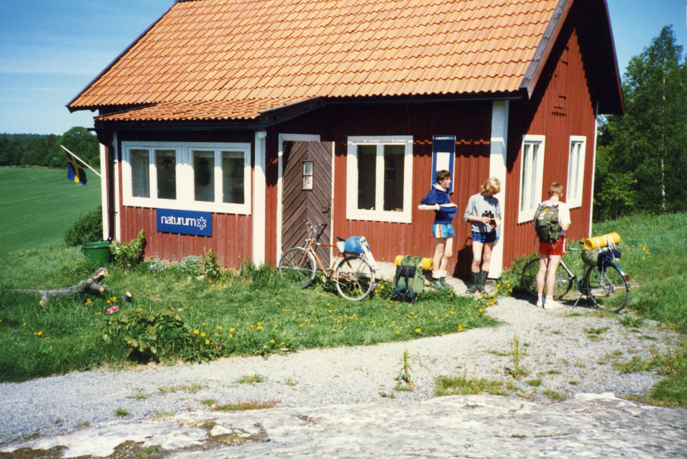 Tre ungdomar på cykelutflykt har stannat till utanför stugan Naturum vid Angarnssjöängen.
Foto och uppgifter: Fredrik Andersson.