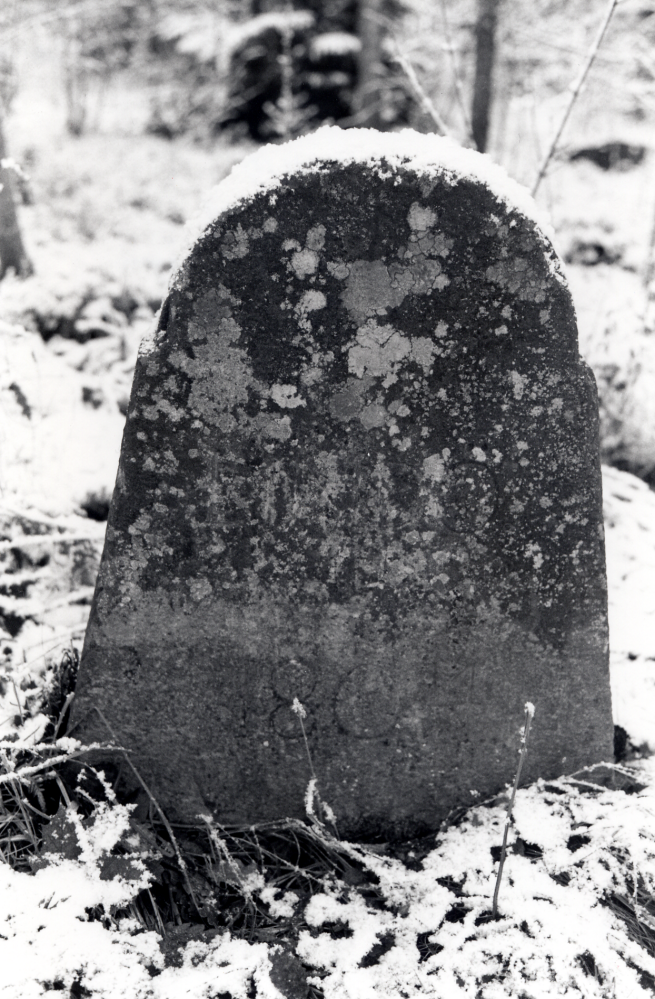 Vägsten vid Bällstalundsvägen i Vallentuna. Inskriptionen lyder "Lindö 1804"