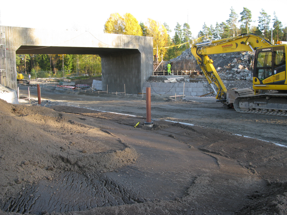 I samband med att Roslagsbanan förses med dubbelspår mellan Kragstalund och Vallentuna ersätts den gamla järnvägsbron över Gamla Karlbergsvägen med en ny, bredare, bro.