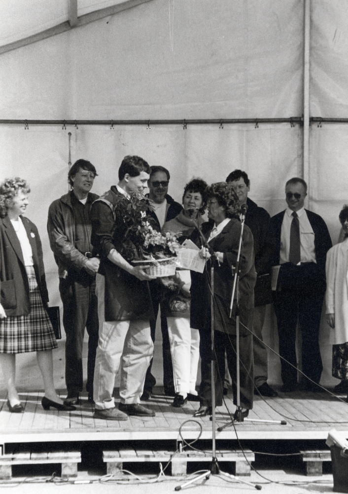Karby torg invigs.  Karby bibliotek i samverkan med ICA Brottbyhallen och post i butik – allt under samma tak.  Runt torget i stånd presenterar olika föreningar sin verksamhet.   Vid festligheterna på torget ger kommunal- rådet Birgitta Almlöf  ICA Brottbyhallens ägare Per-Gunnar Rönn en blomma för gott samarbete och nytänkande i samarbetet med bibliotek och kommun under hela förberedelsearbetet