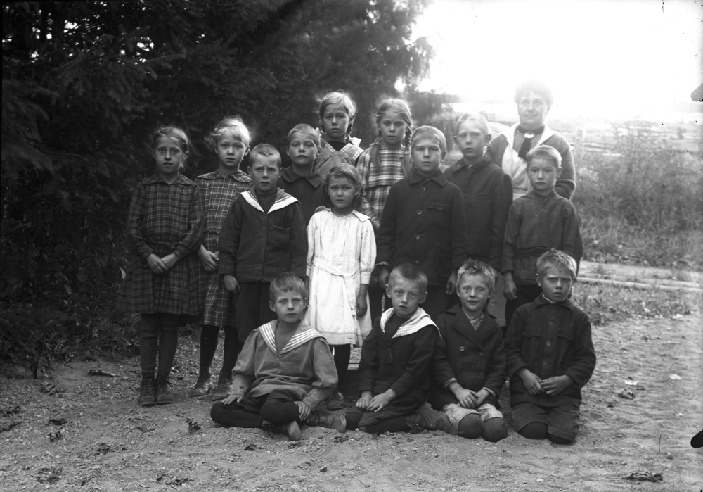 Torsholma skola med lärarinnan Anna Österberg-Mattsson. Bakre raden stående från vänster, Anny Jansson, Astrid Johansson,  Martin Lindblom, Margit Jansson, Sonja Mattsson och Folke Fröman (snett framför lärarinnan). Stående mitten raden från vänster Arnold Fredin.  Sittande raden längst fram från vänster, Arne? Stolpe, Sven Hermansson, ?, Henry Johansson.