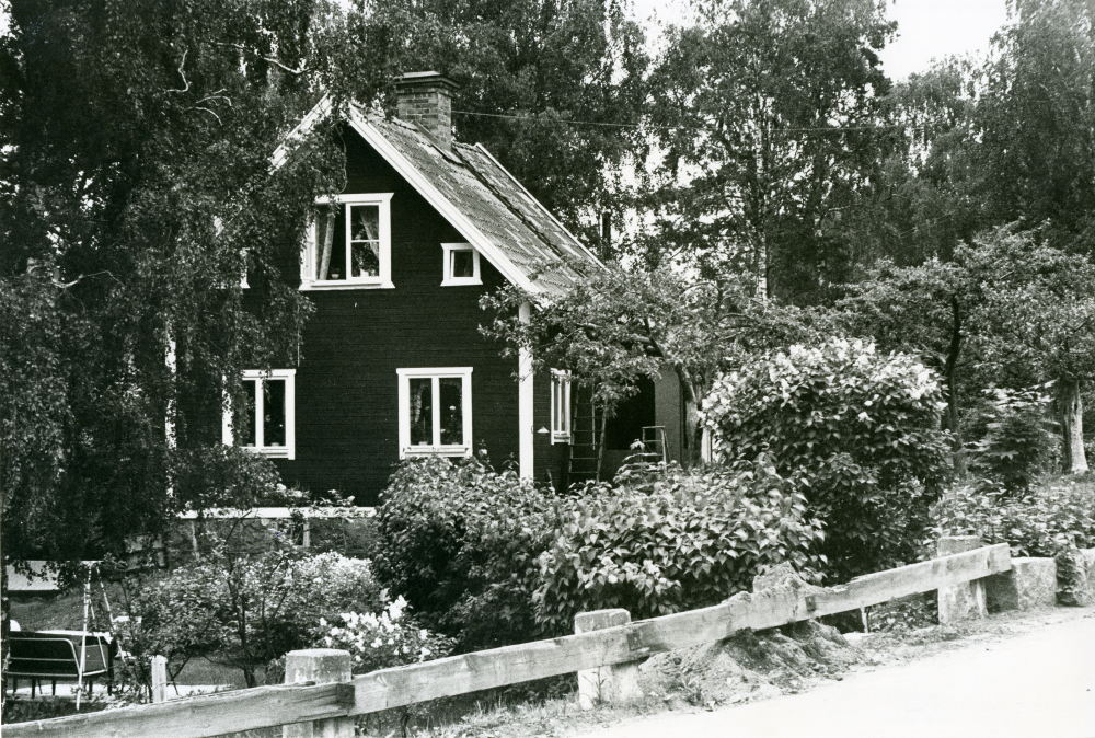 Villa med trädgård på Karlbergsvägen i Vallentuna.
•Fotografiet ingår i bildserien ”Vardagsliv i Vallentuna kommun” av Rachael Gough-Azmier & Gunilla Blomé, Haga Studios HB.